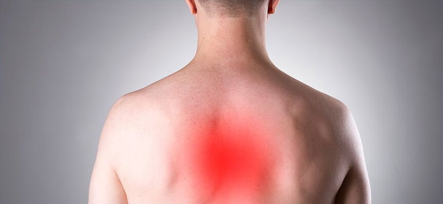 Гръдната остеохондроза се проявява чрез продължителна болка в гръбначния стълб